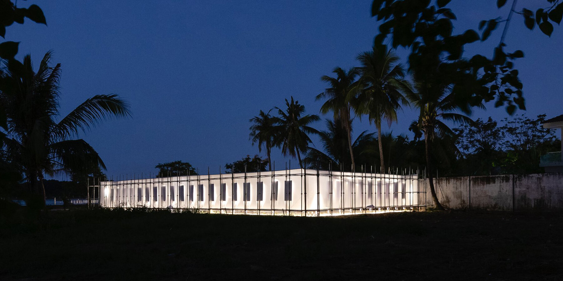 越南 Ashui 奖临时展厅 | 流动的白色幕布,自然与文化的交融-23