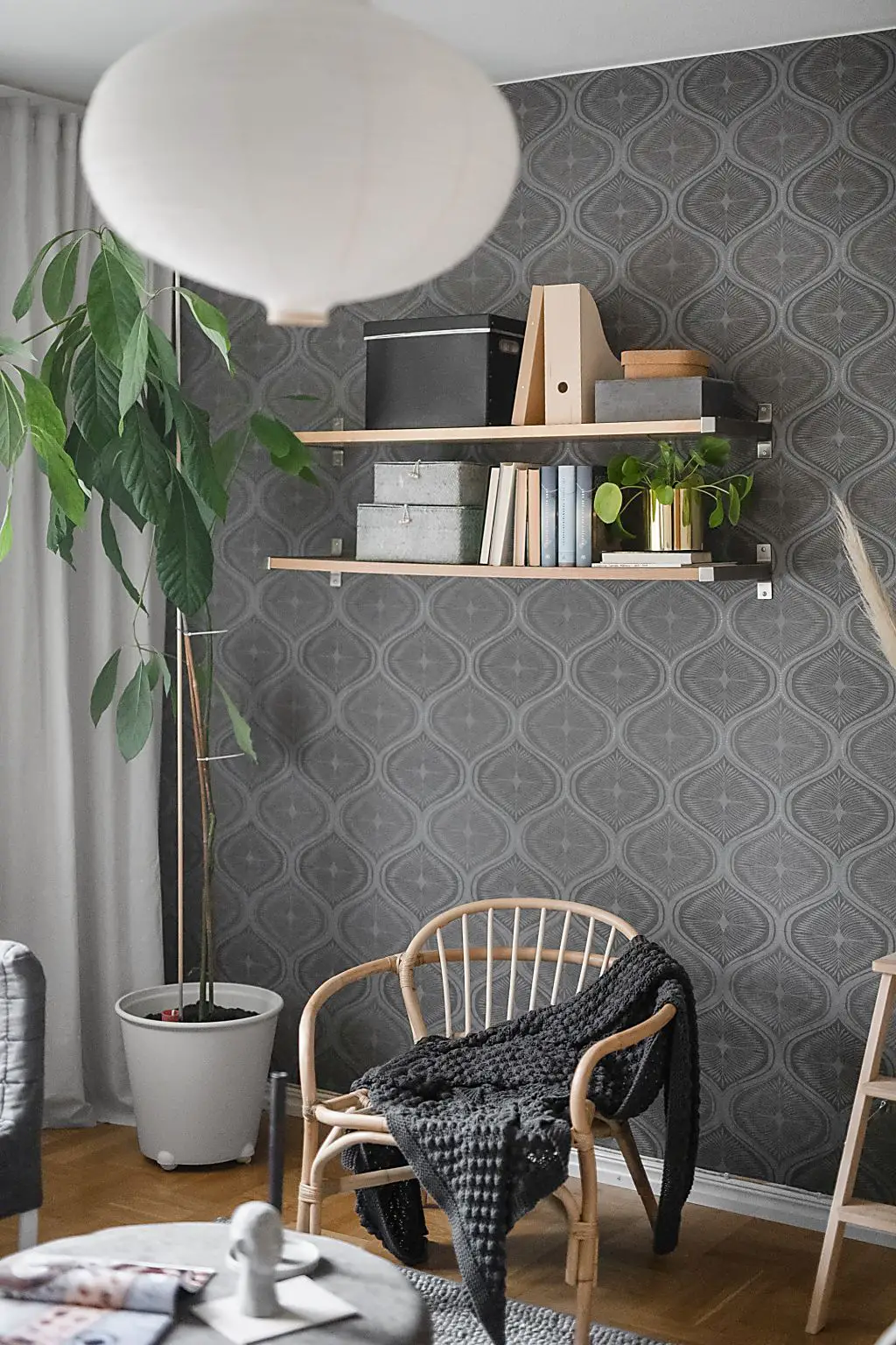 28 平米灰色系公寓，用图案壁纸与藤编家具营造温馨时尚空间-2