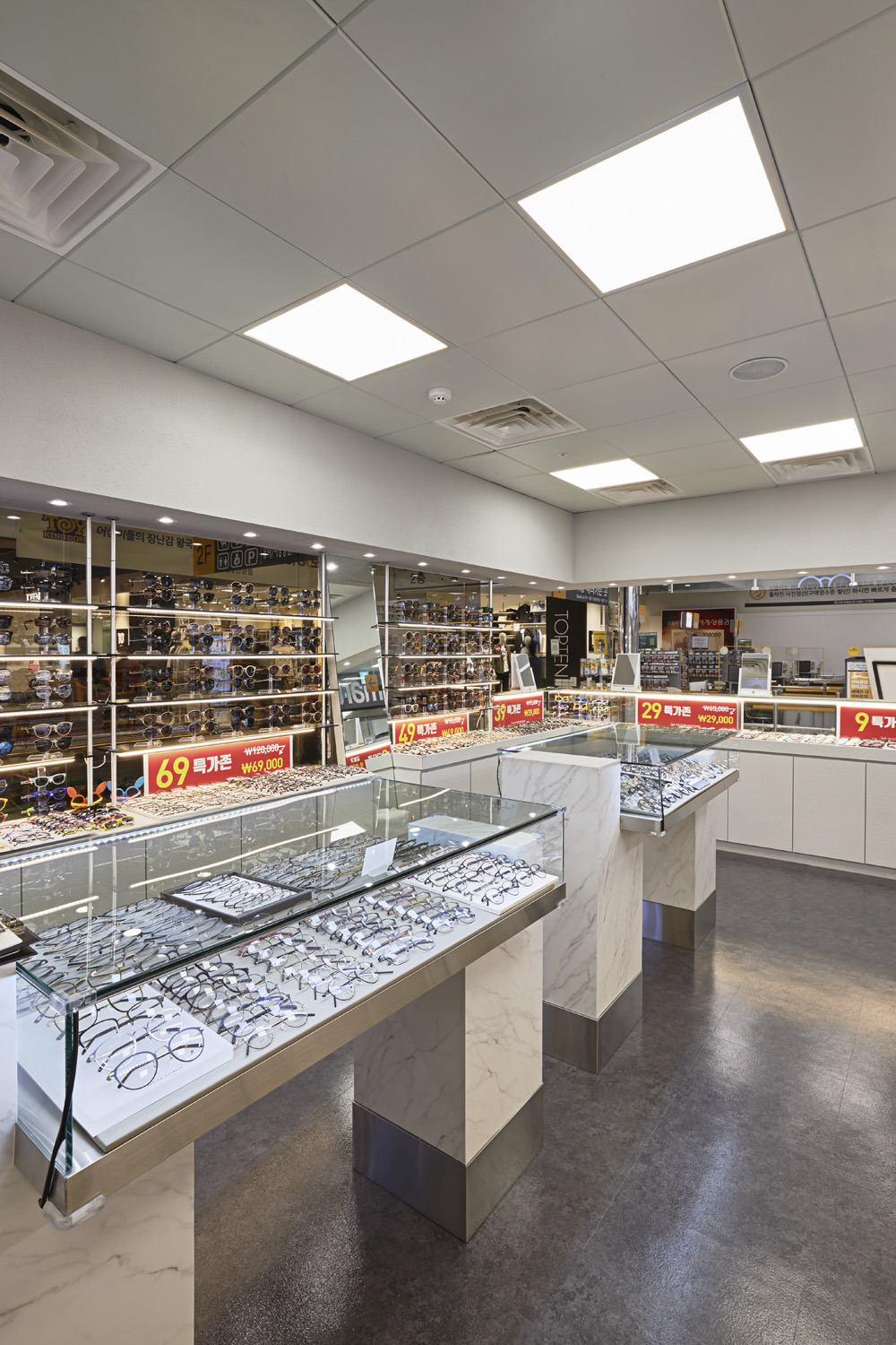 非洲风格眼镜店设计，白色调的时尚与纯净-11