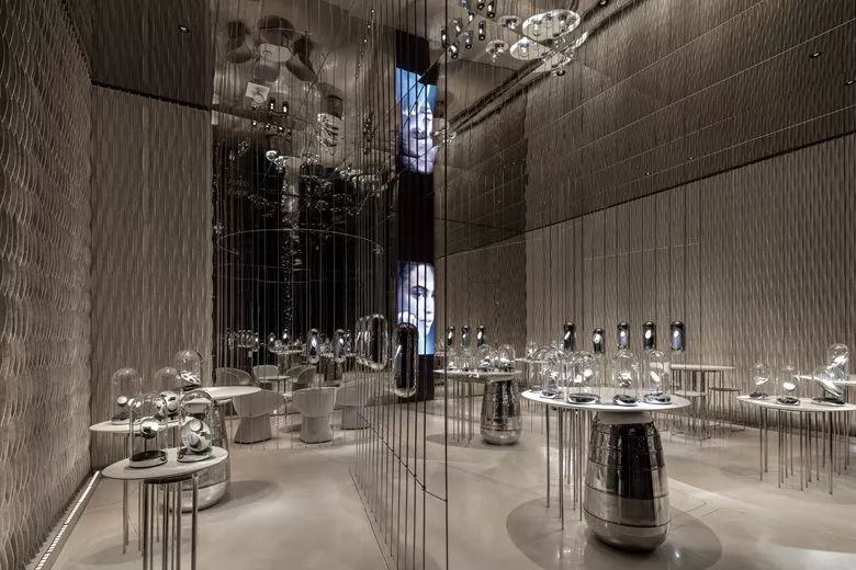 打破传统,感官体验的珠宝旗舰店设计-12