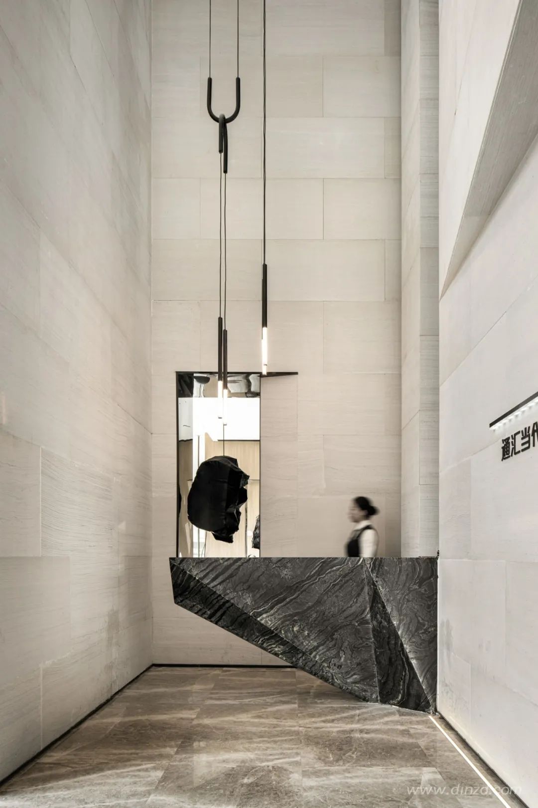 青岛 MOMA 通汇当代阅销售中心 | 现代与线条主义的艺术混搭-0