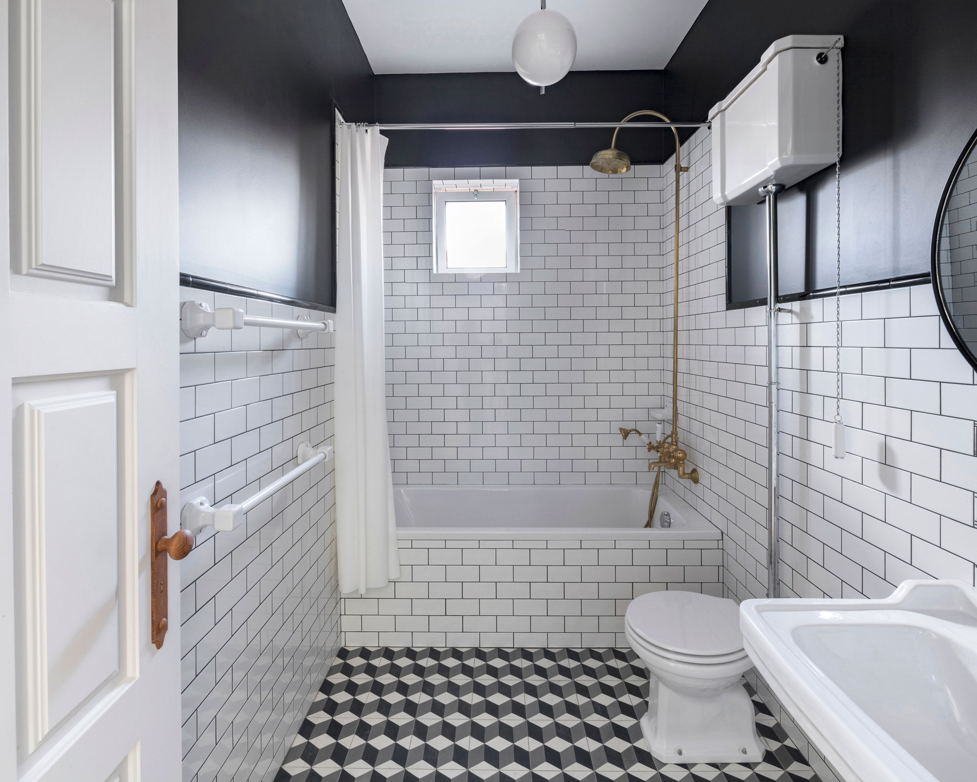 历史中心 19 世纪联排别墅改造，黑白对比展现现代魅力-11