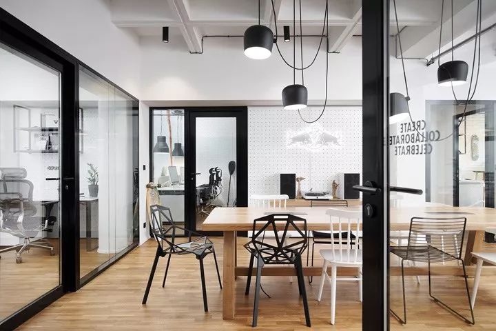 红牛布拉格办公室 | 极简工业风的千禧社区-7