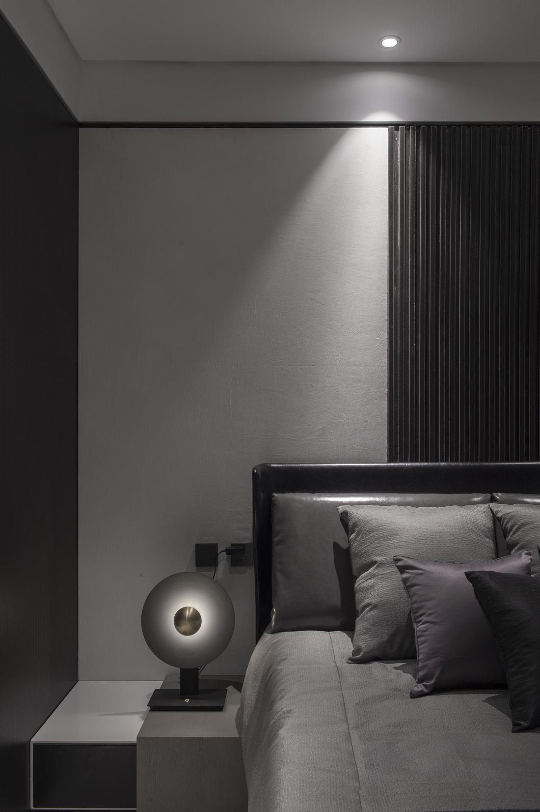 140平米爆改为一室，宠物鲨鱼的黑白世界极简至极-23