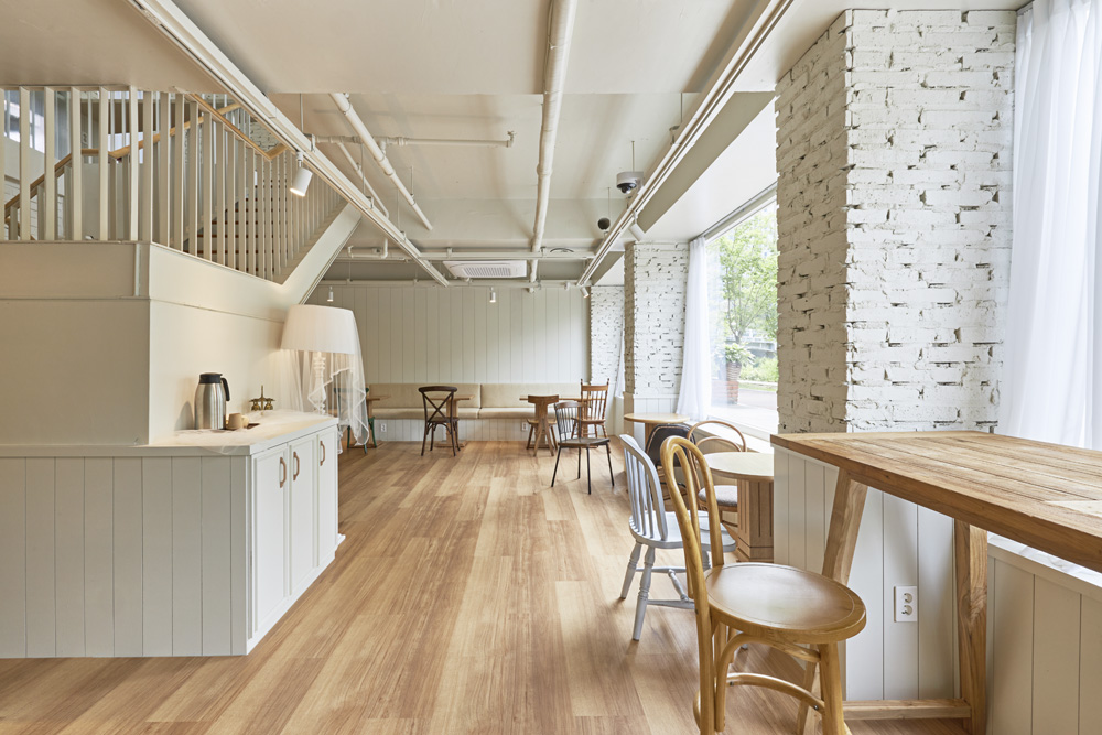 白色木纹打造舒适 50 平咖啡厅空间-4