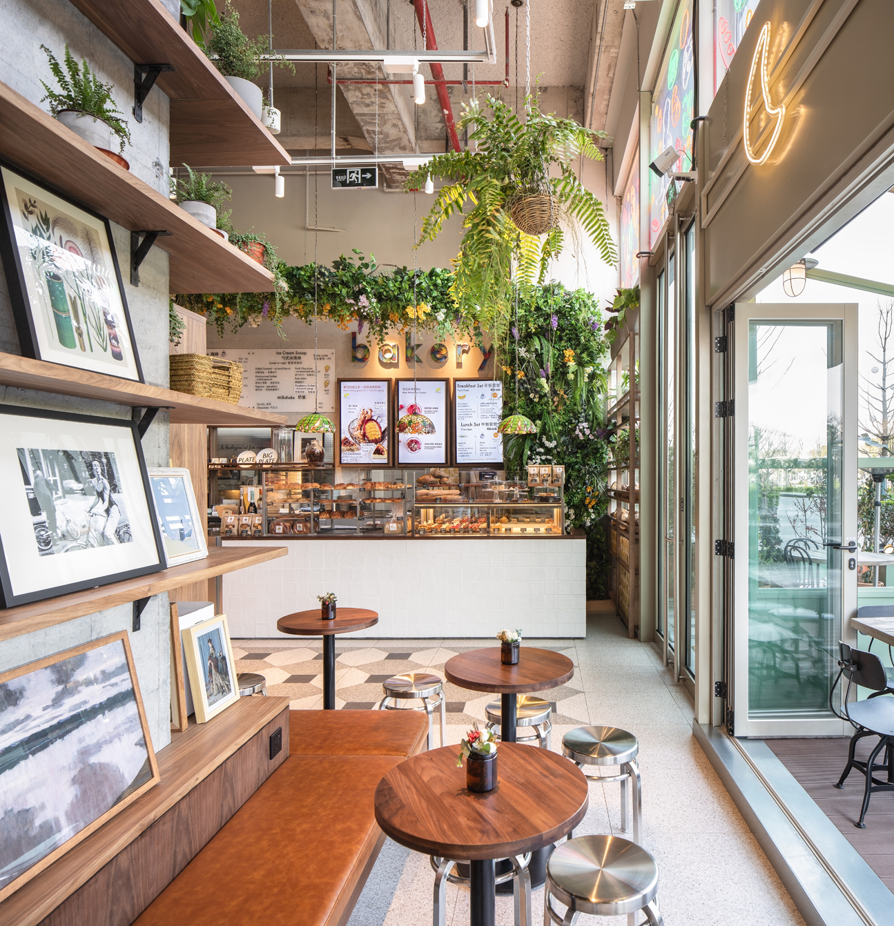 月畔（Luneurs），上海巴黎春天百货美食广场（Les Halles 可理解为美食广场等含义，这里推测结合语境指上海有此品牌店铺的巴黎春天商场美食广场） 

注：如果Les Halles [Shanghai]有更确切固定所指，需要根据实际情况调整，Luneurs是品牌名，一般保留原文音译 丨中国上海丨hcreates interior design-9