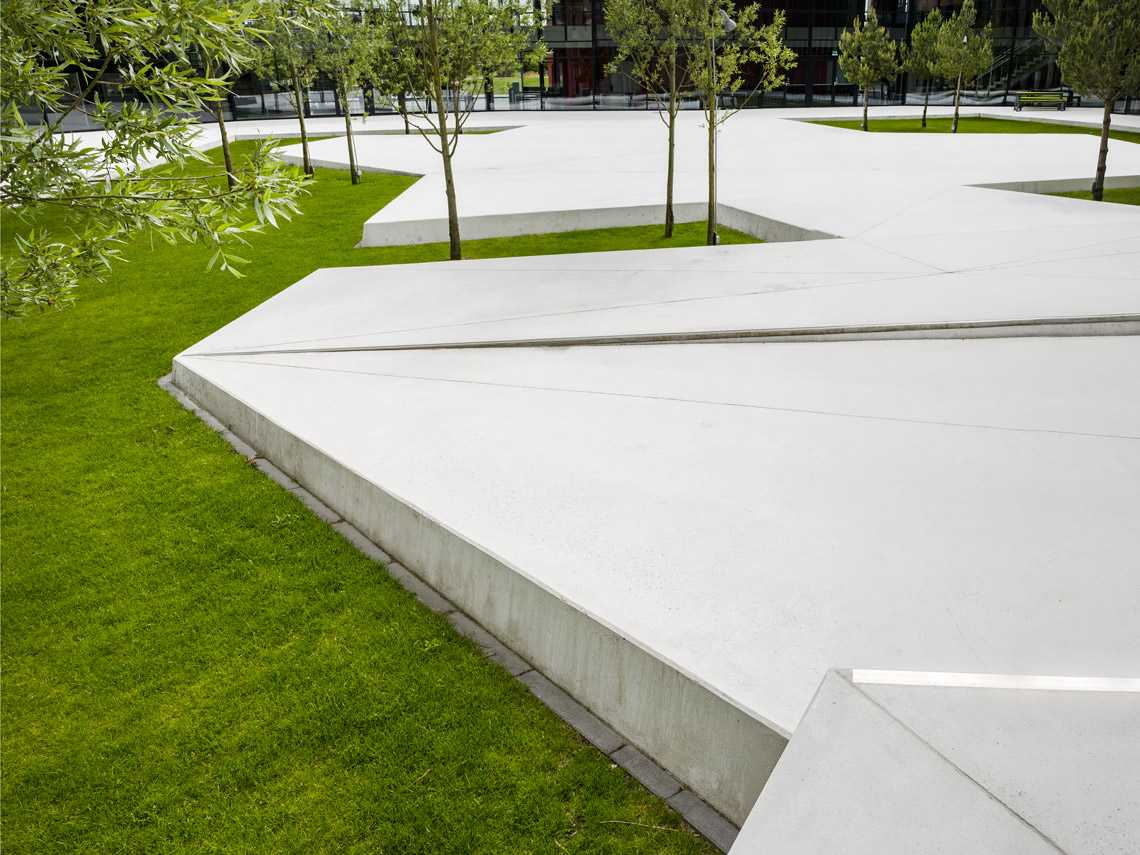 丹麦海宁体育馆折形混凝土庭院-5