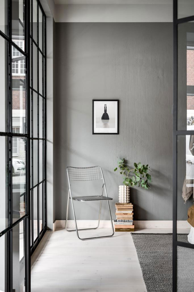 瑞典 75 平米公寓的黑暗墙面与有趣分区设计-10