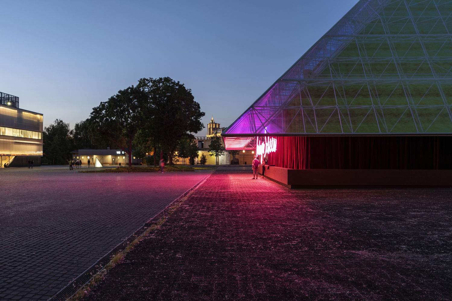 900 平米车库影院，SYNDICATE Architects 打造独特观影空间-10