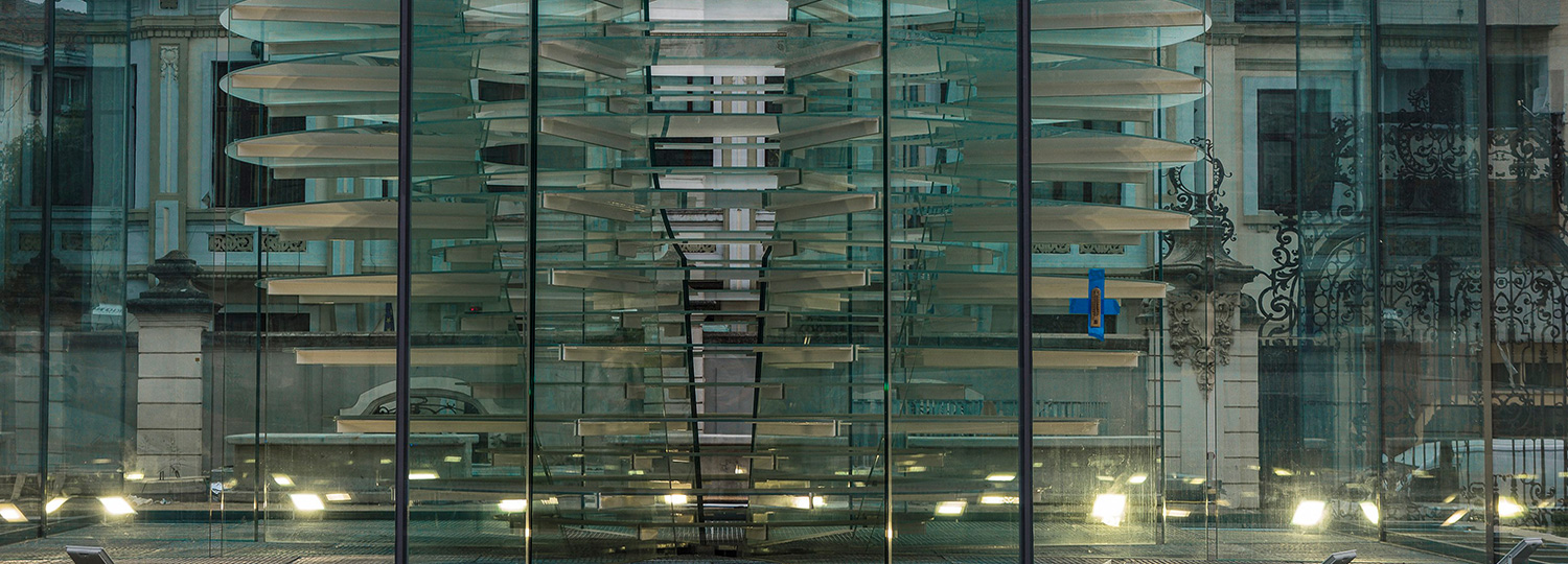 Skulpturaler Glaseingang ins Kunstmuseum Craiova-4