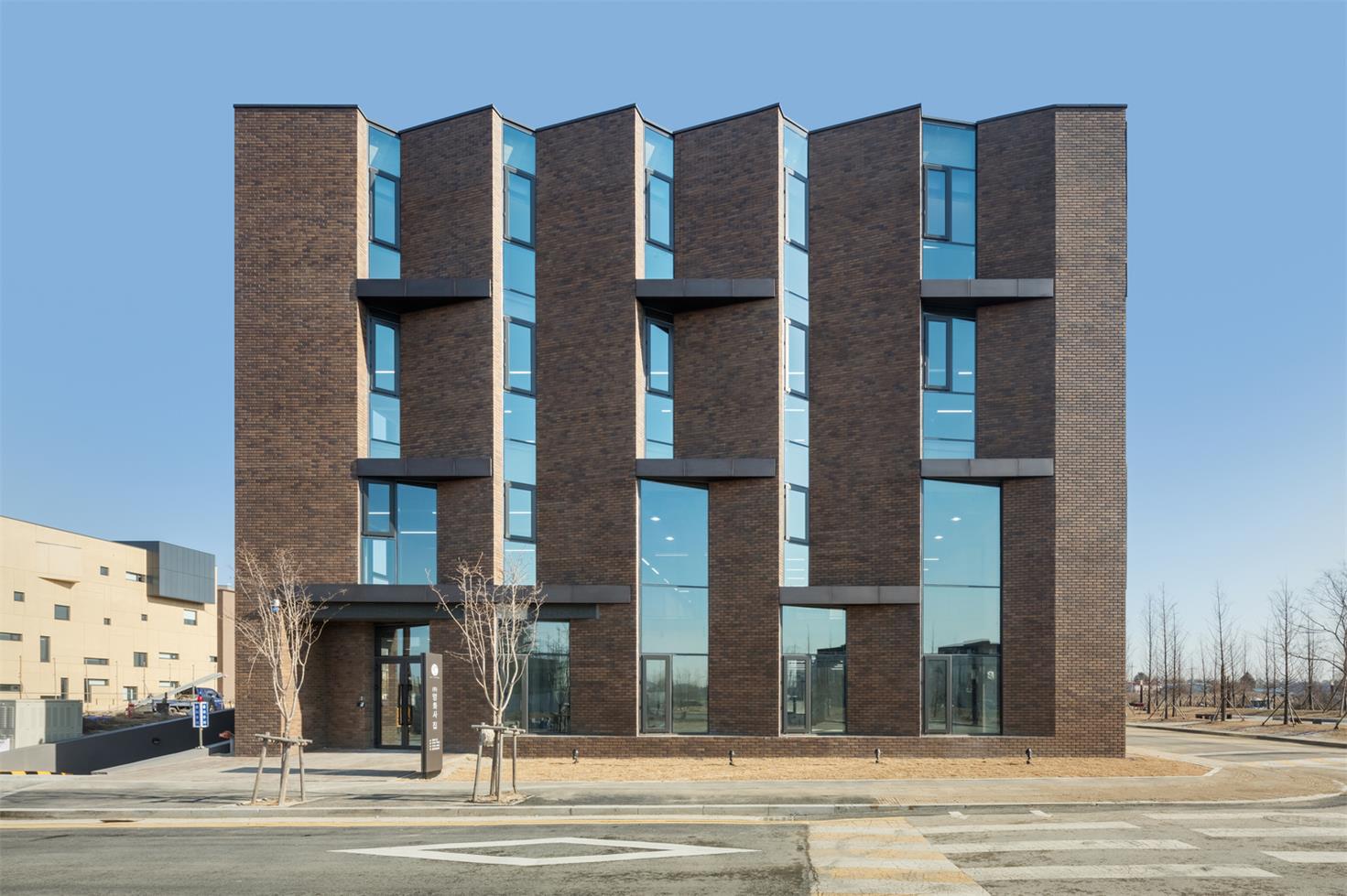 曲折红砖外立面的电影公司办公楼设计丨韩国京畿道丨戈者设计-10