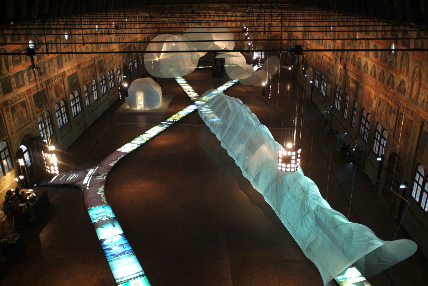 两条鲤鱼(水,土 – 村,城 – 现象学)-2