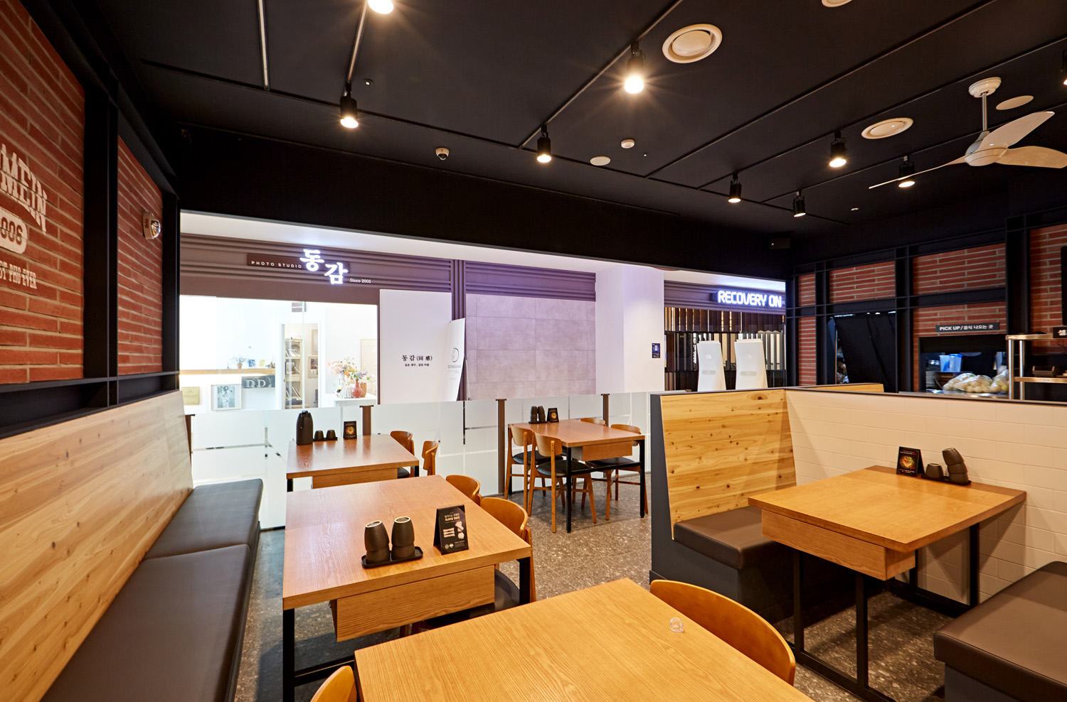 15 平米极简卧室 | 红色主题的精致设计-10