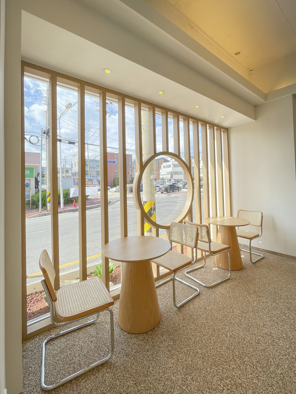 白色与木色，打造温馨 40 平米咖啡厅-11