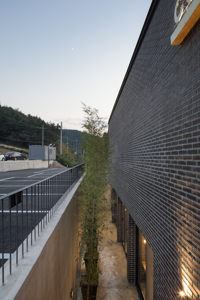 融入自然的简约咖啡馆-62