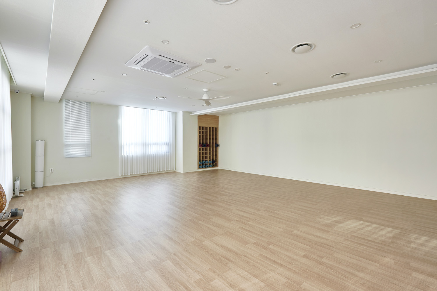 白色与木质，打造宁静的 34 平米瑜伽空间-11