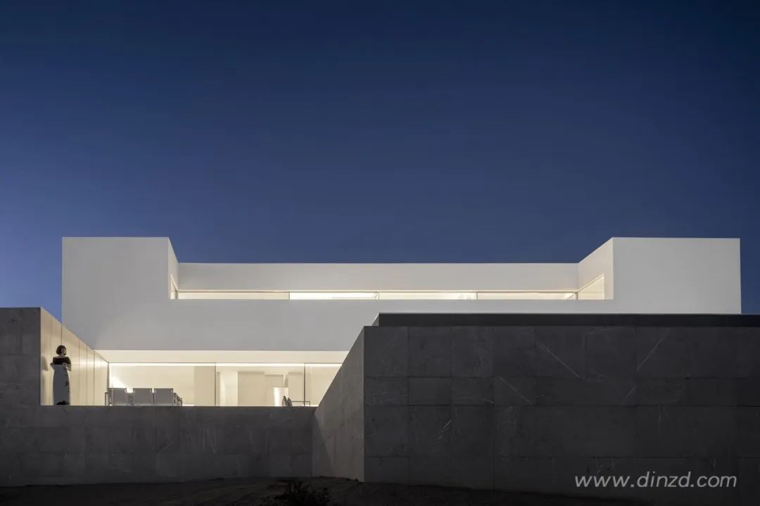 白色极简,融入自然的住宅设计-70