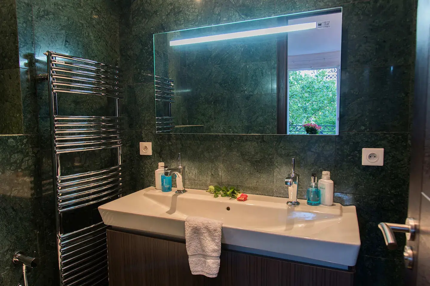 Un appartement classique à Paris avec une vue sur la Tour Eiffel-12