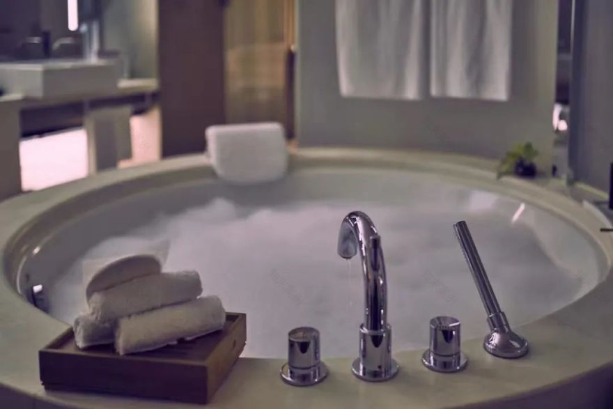 酒店内卷新高度 · 美景浴缸大比拼丨中国上海-1