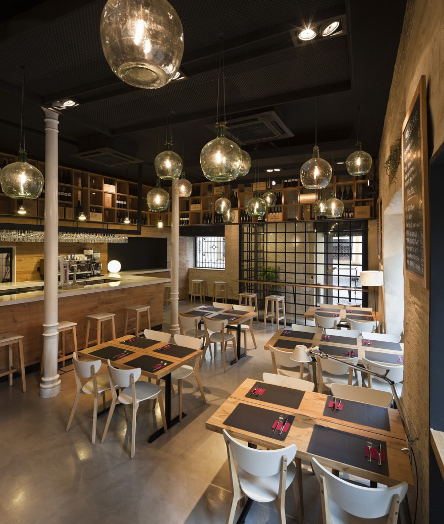 西班牙塞维利亚葡萄酒主题餐厅-23