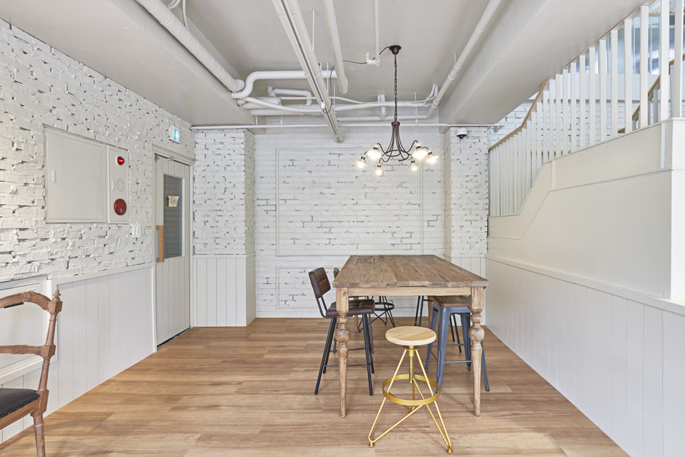 白色木纹打造舒适 50 平咖啡厅空间-10