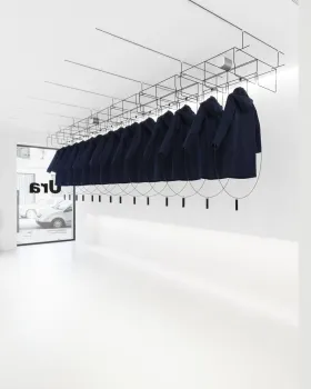 西班牙"Ura"雨衣店橱窗设计，灵动结构展现产品魅力
