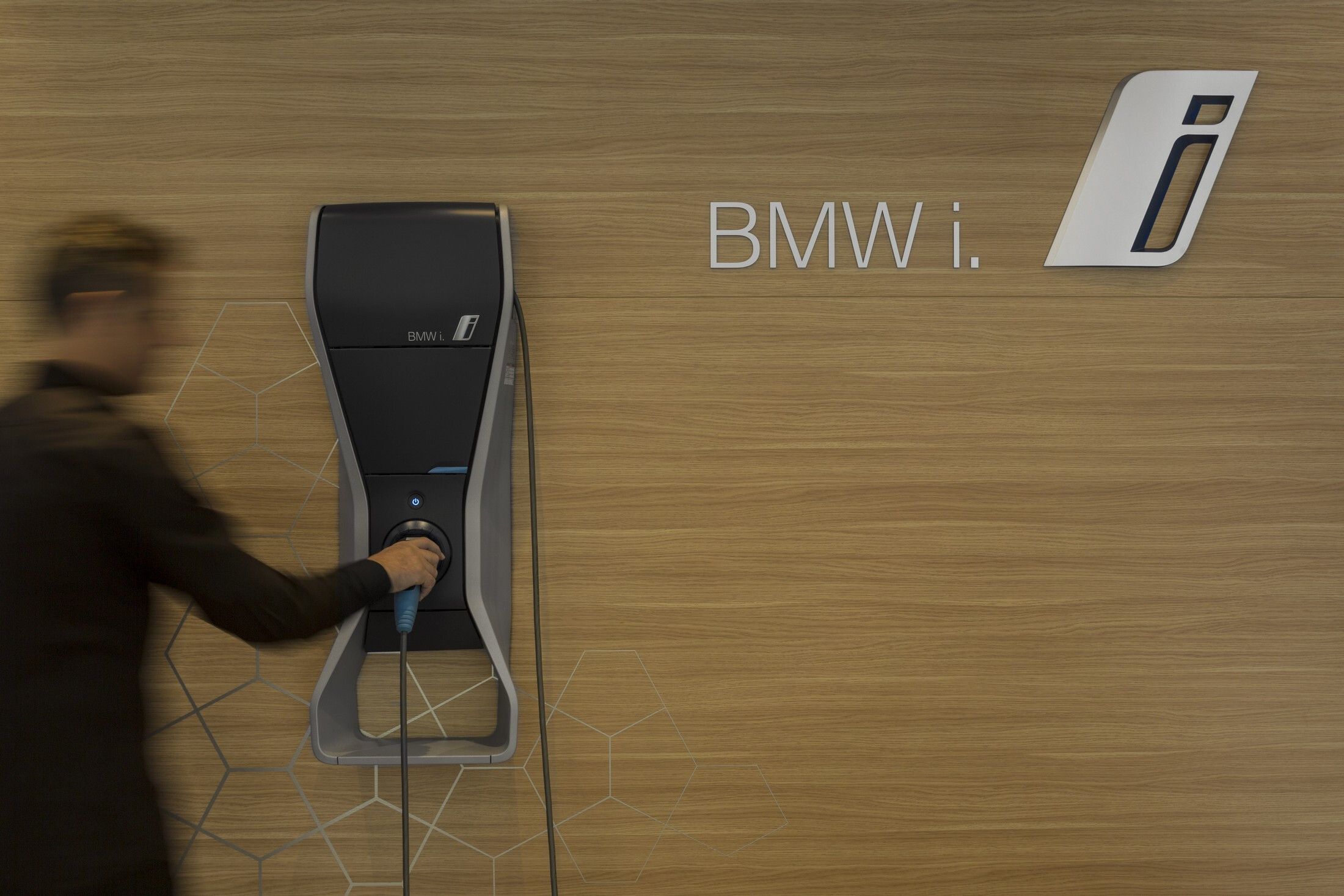 BMW i City Sales Outlet · 神秘动感白膜展示空间-26