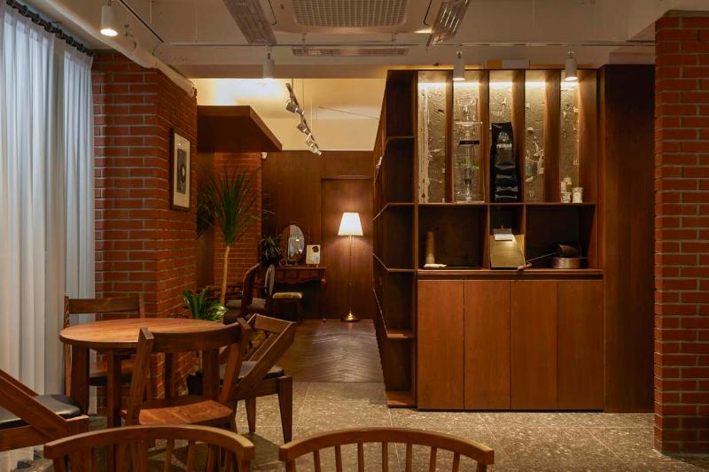 现代简约 22 平米咖啡厅，大理石与木头的温馨空间-9