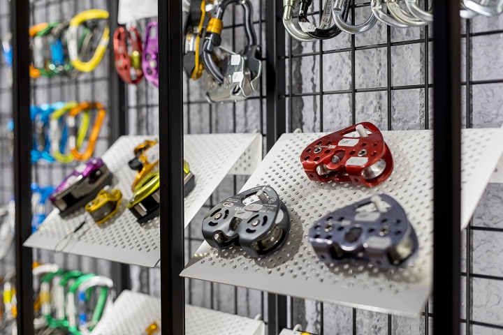 波兰 Poznan 地下攀岩装备店设计-15