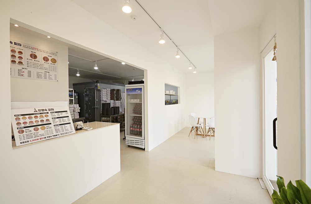 简约白色调 20 平米披萨店设计-2