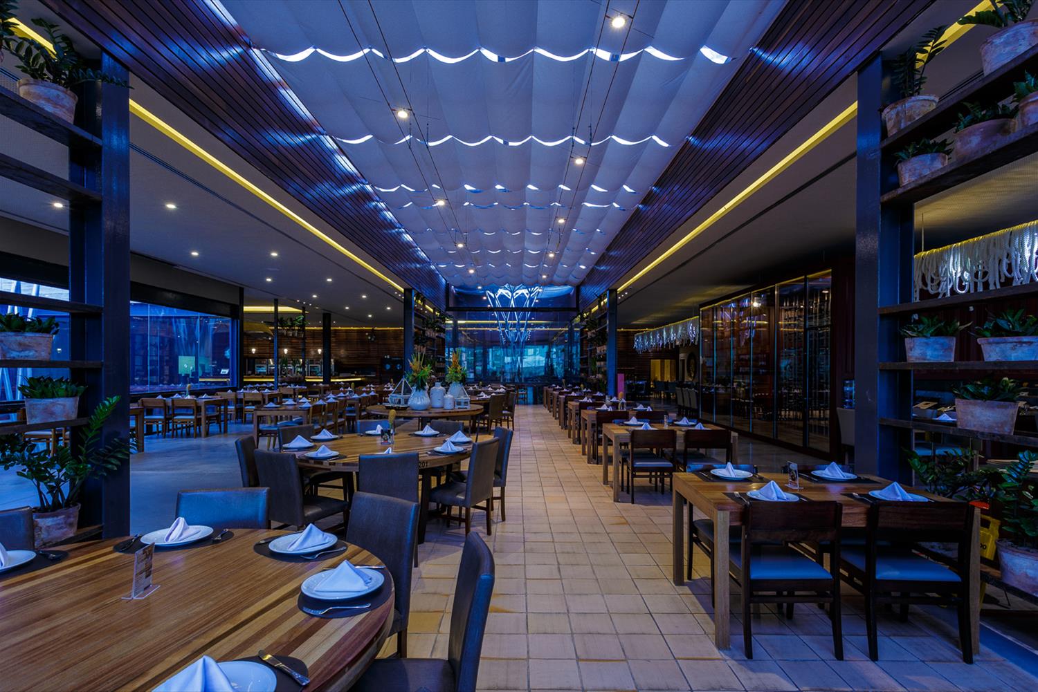 巴西 NAU 餐厅设计 | 渔网外观，自然光运用，海洋气息室内设计-11