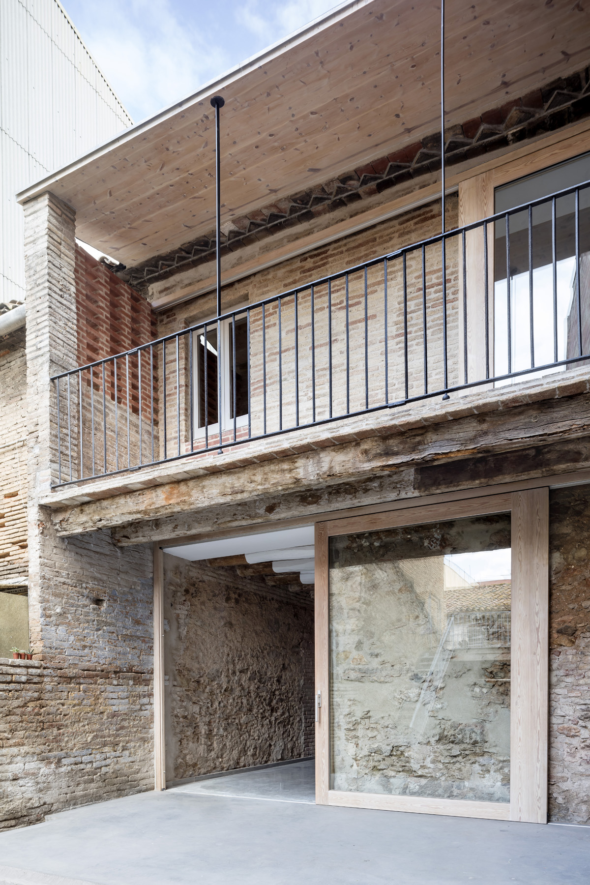 Reform of a House Between Walls-7