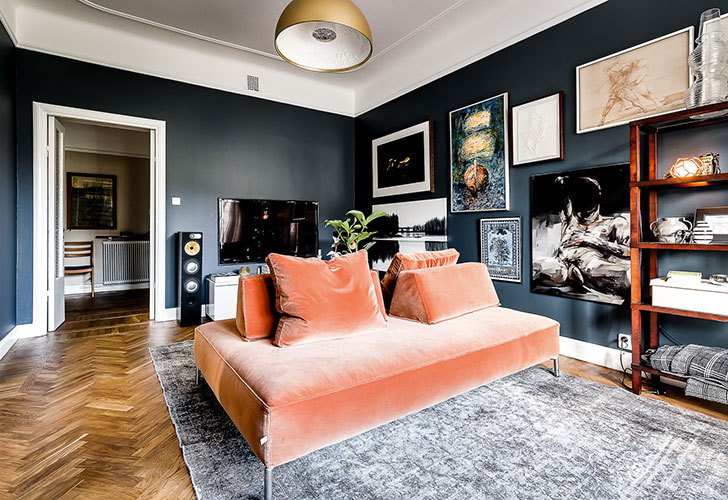 斯德哥尔摩黑色公寓里的活力花卉墙纸-22