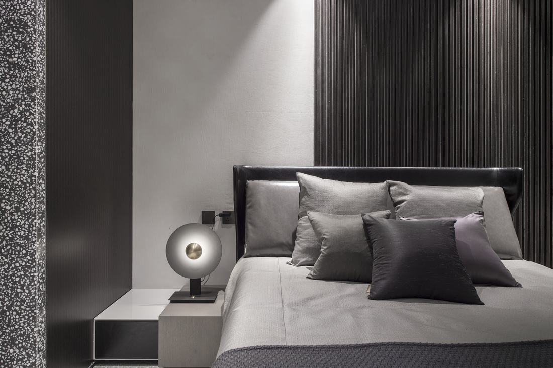 140平米爆改为一室，宠物鲨鱼的黑白世界极简至极-22