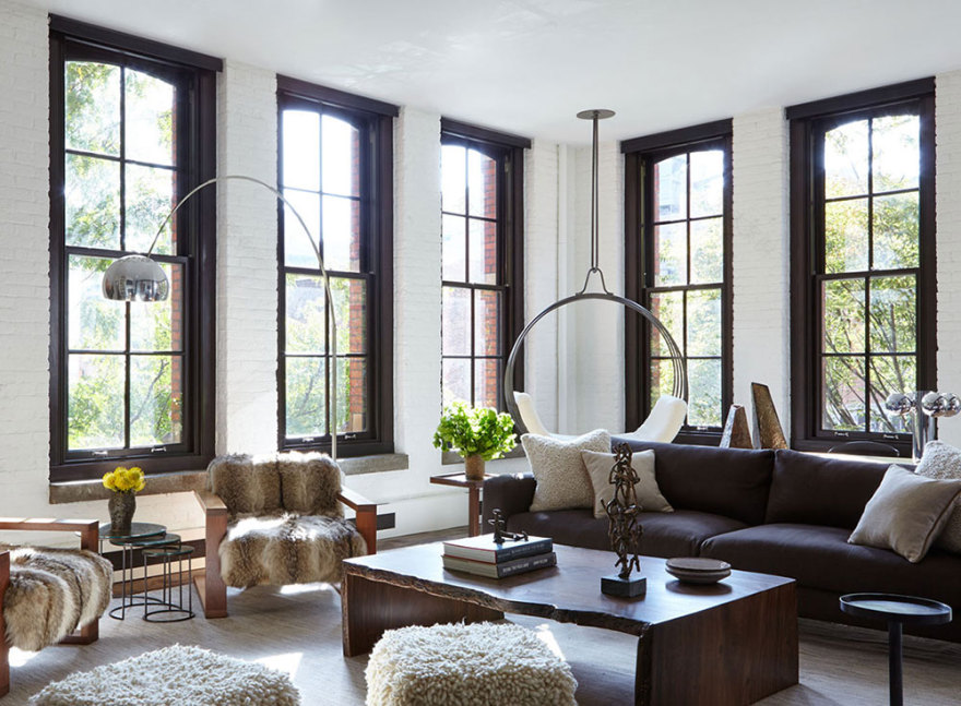 纽约独特工业风复式公寓 | 木梁与吊椅的别致搭配-2