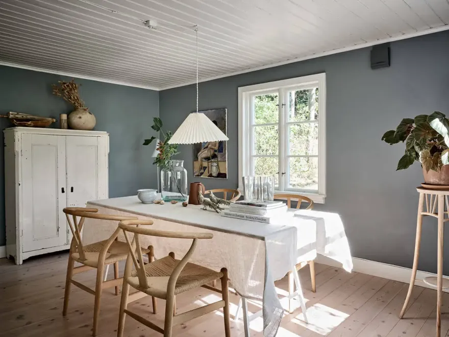 瑞典 19 世纪乡村风情木屋,白色内饰与田园风光完美融合-4