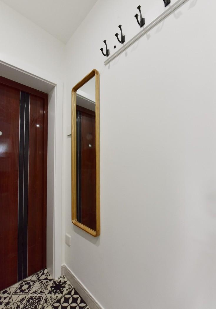 绿色皮质沙发打造小空间客厅，金属质感吊灯烘托餐厅气氛-2