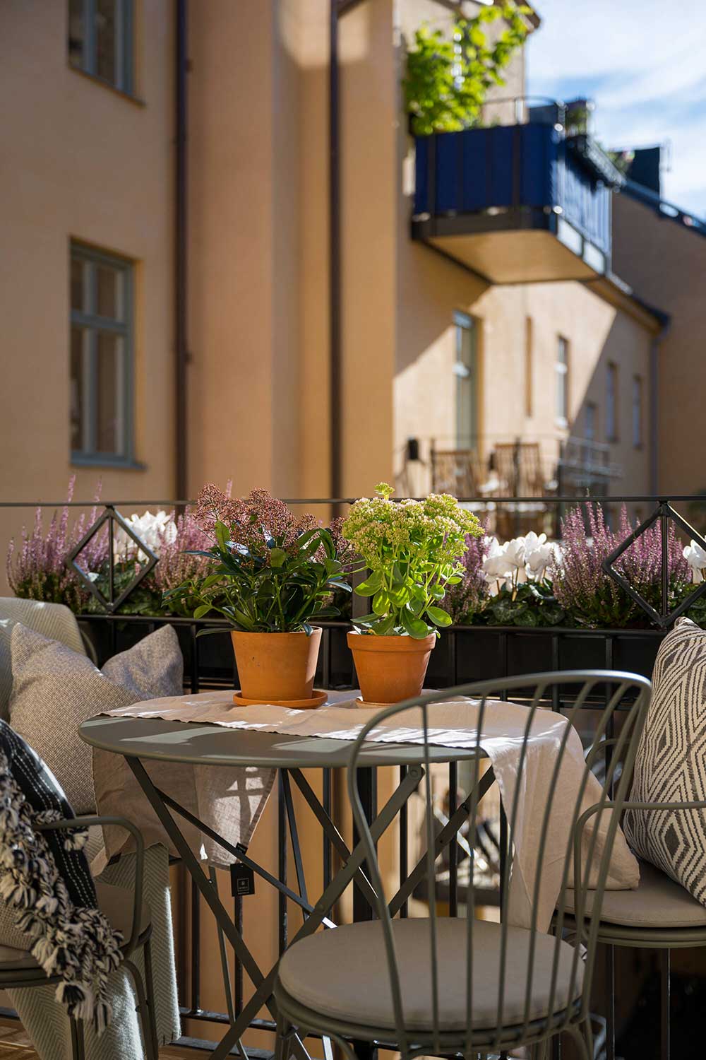 平静与宁静:斯德哥尔摩精致的单色公寓-14