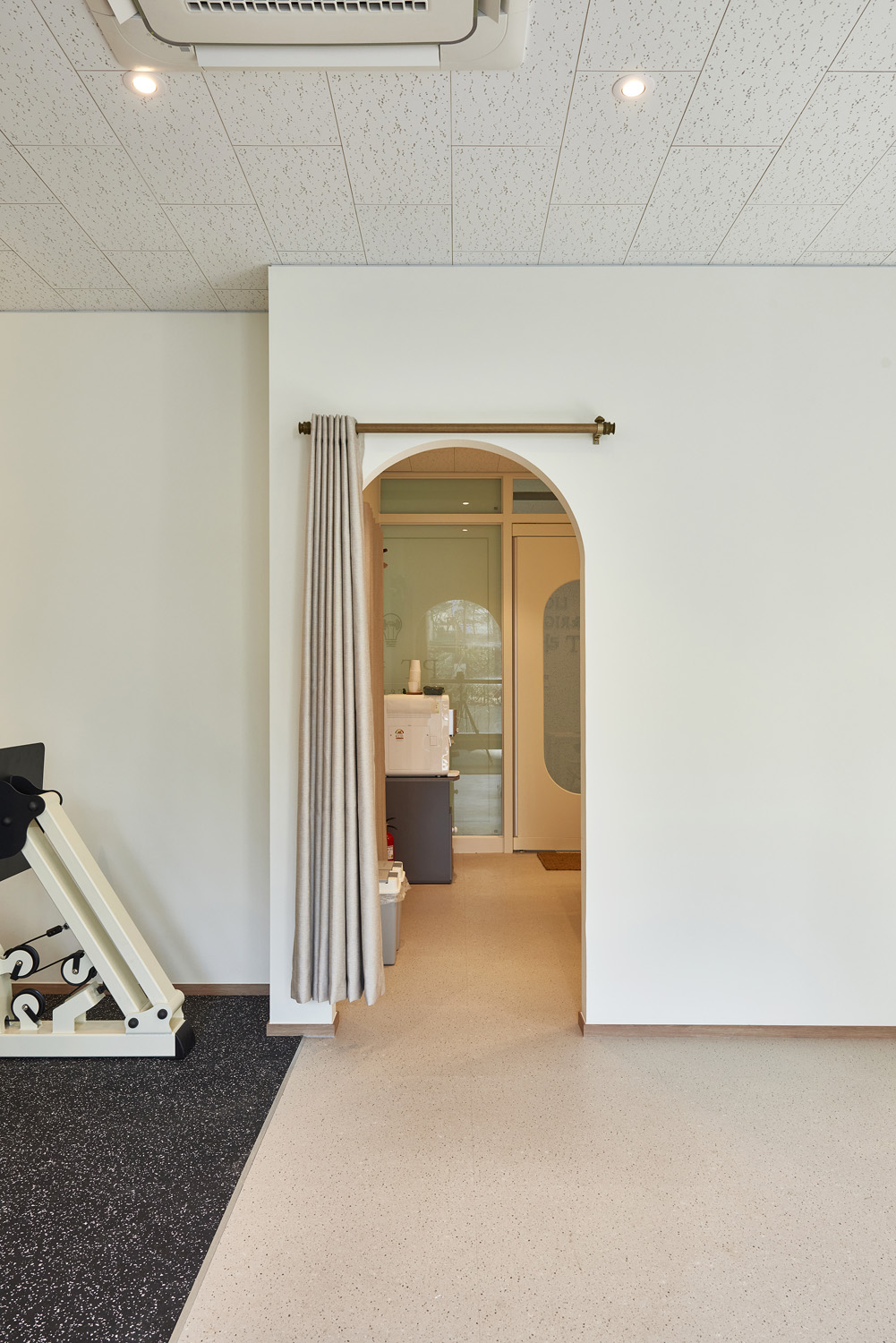 31 坪白色与木质的极简主义宠物店设计-16