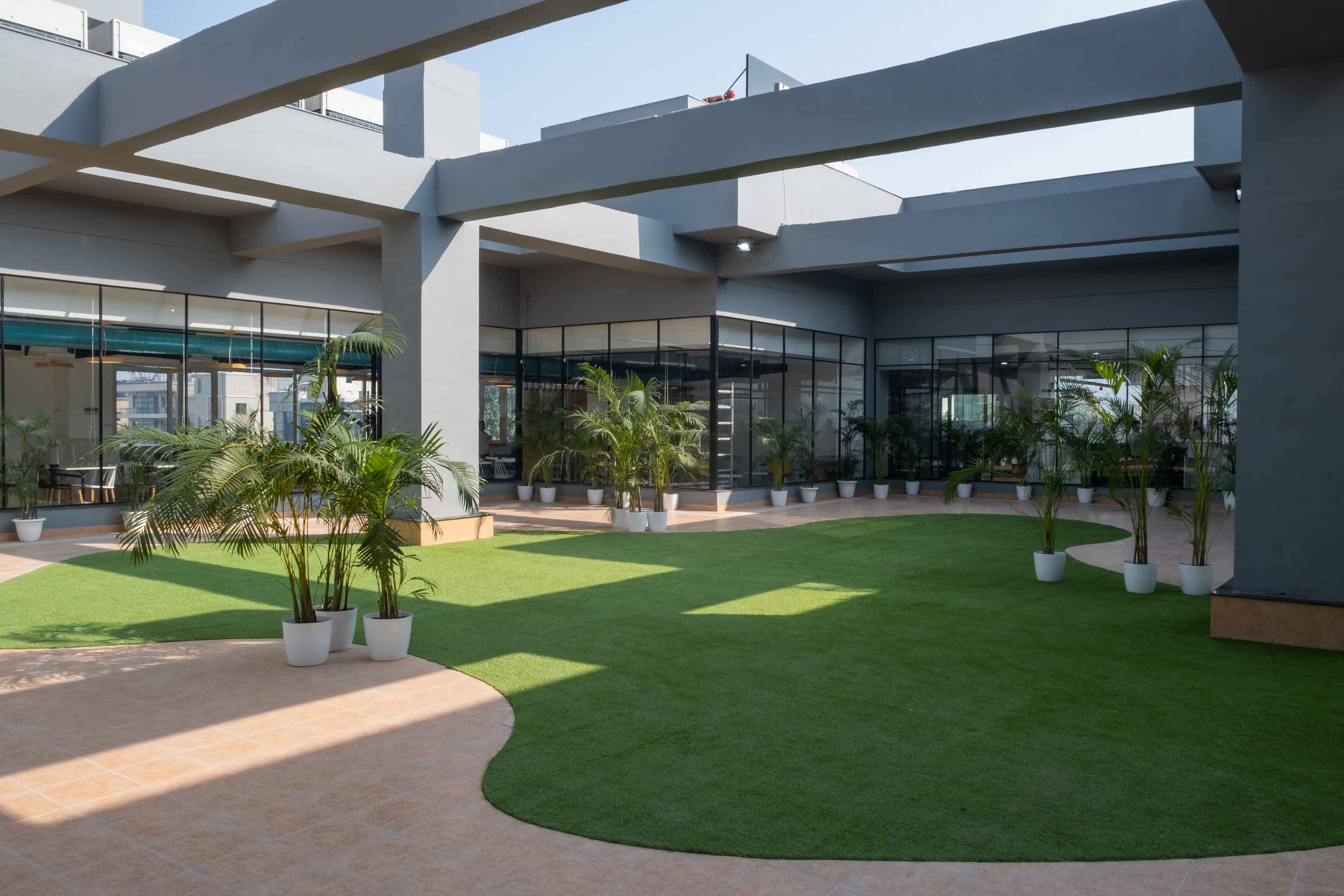 弧形铝板打造高效办公空间-17