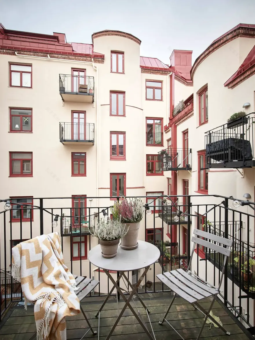 暗调小公寓 | 玻璃墙后的宁静角落-19