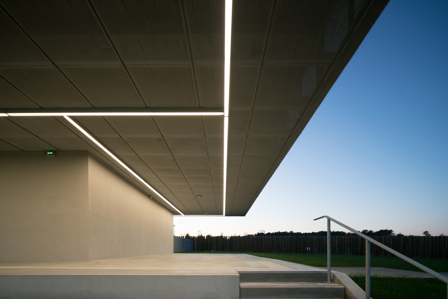 法国圣保罗勒达克体育广场·绿色景观中的多功能运动空间-48