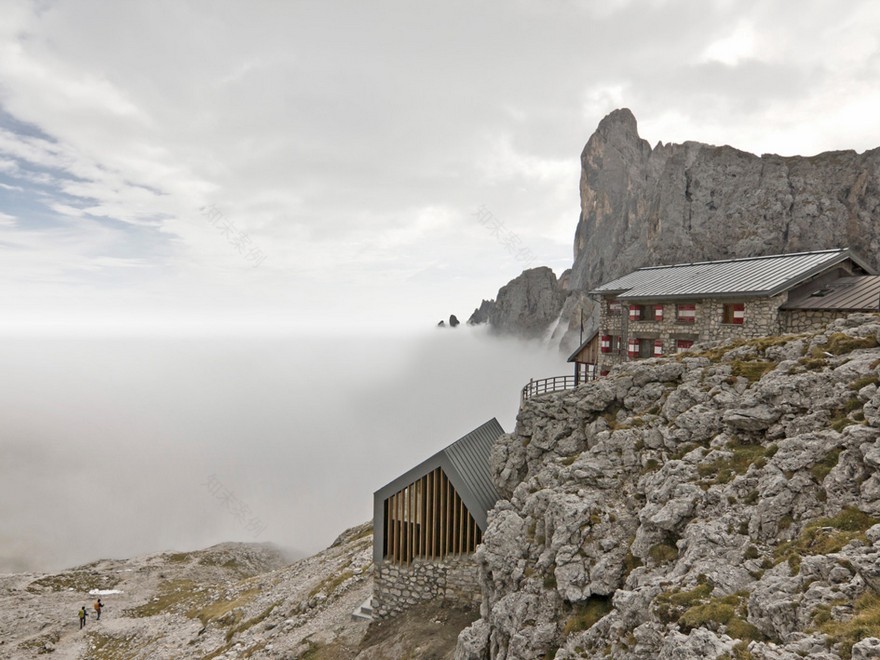 Mimeus Refurbished an Old Winter Bivouac in the Dolomites-9