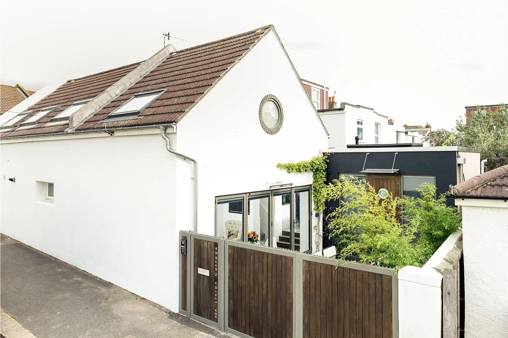 这句英文可能存在拼写错误，如果正确的是Extending a Church Cottage，那么翻译为扩建一座教堂小屋 丨archangels ARCHITECTS-16