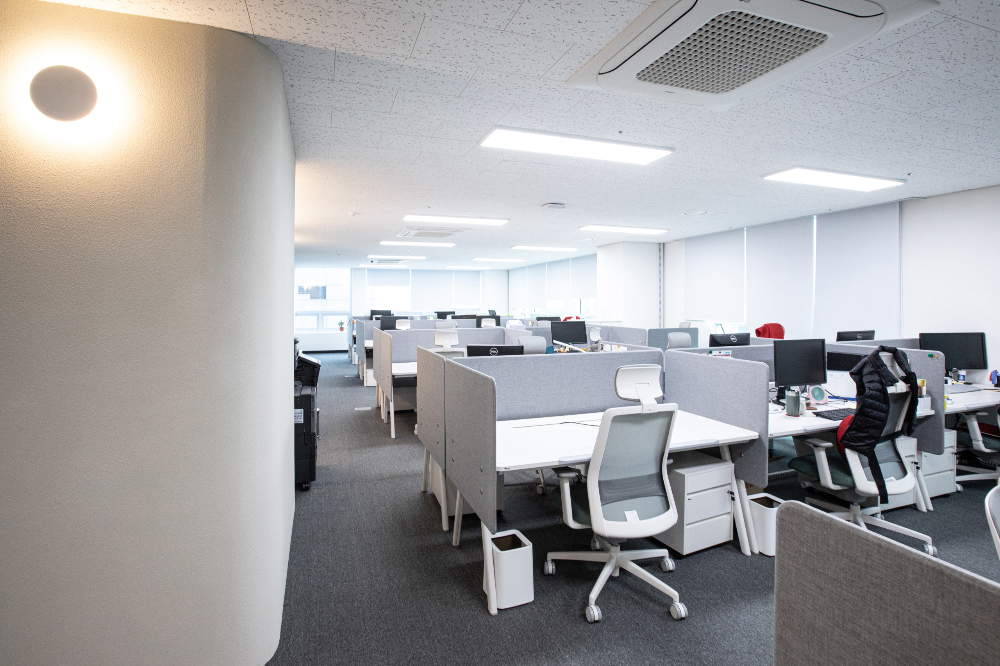 白色与木色的极简奢华 | 100 平米办公室的优雅内饰-7