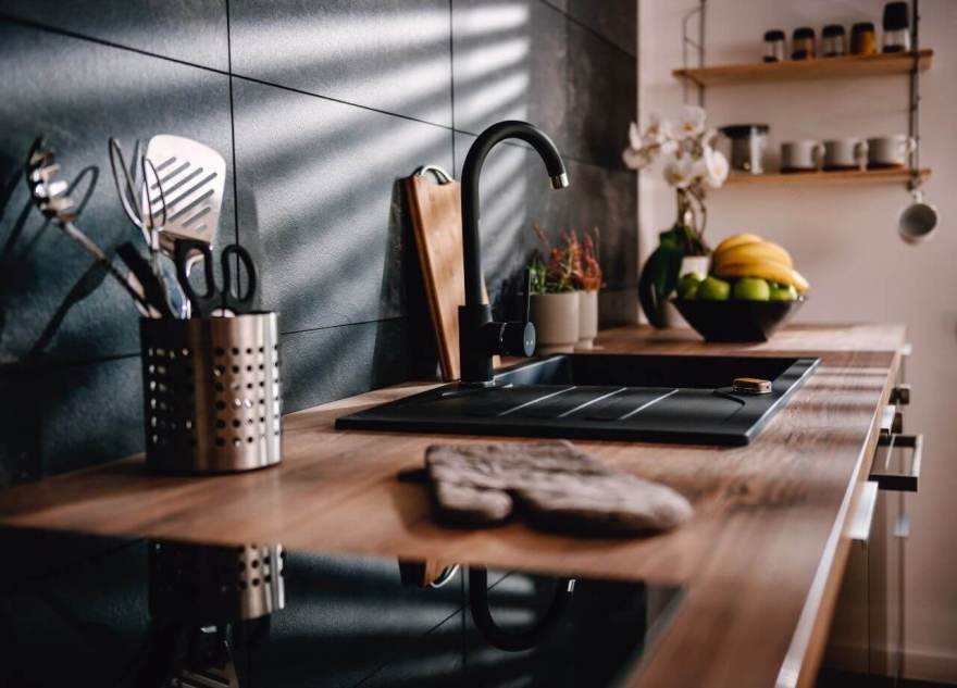 Czarna ściana - sprawdź pomysły na czarną ścianę w salonie i innych wnętrzach - PLN Design-7