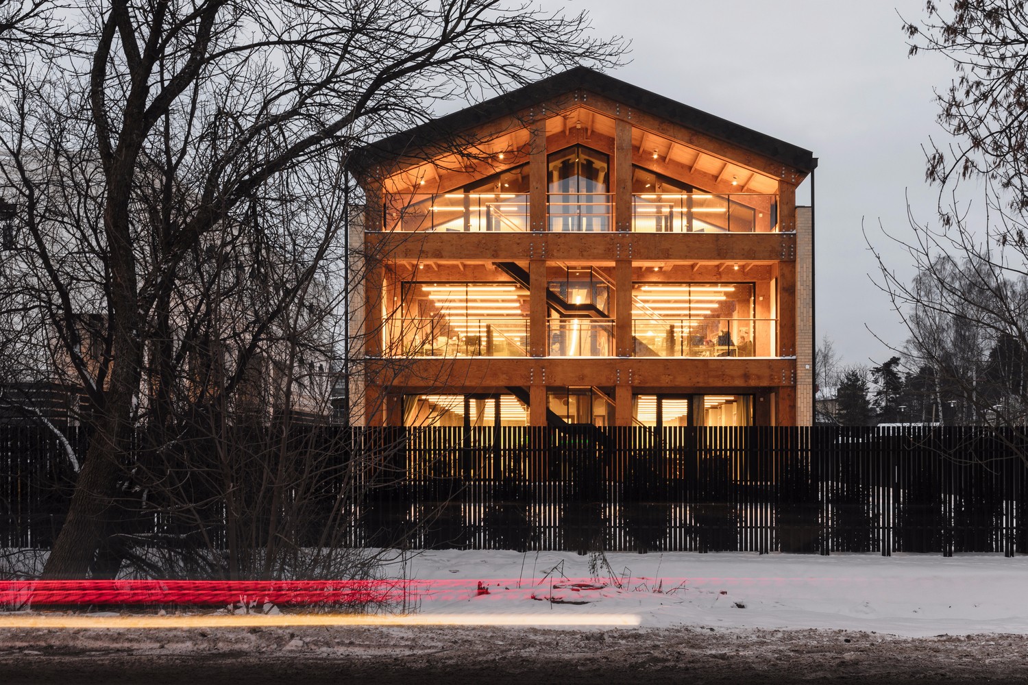 圣彼得堡市郊区的木质办公大楼-18