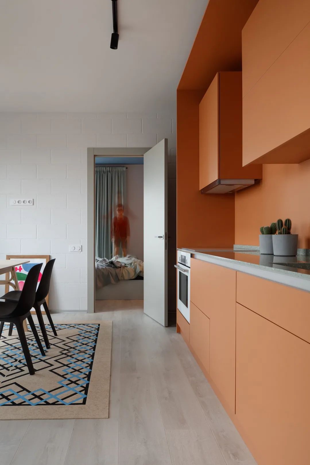 蓝橙碰撞的四口之家丨DVEKATI 设计团队-20