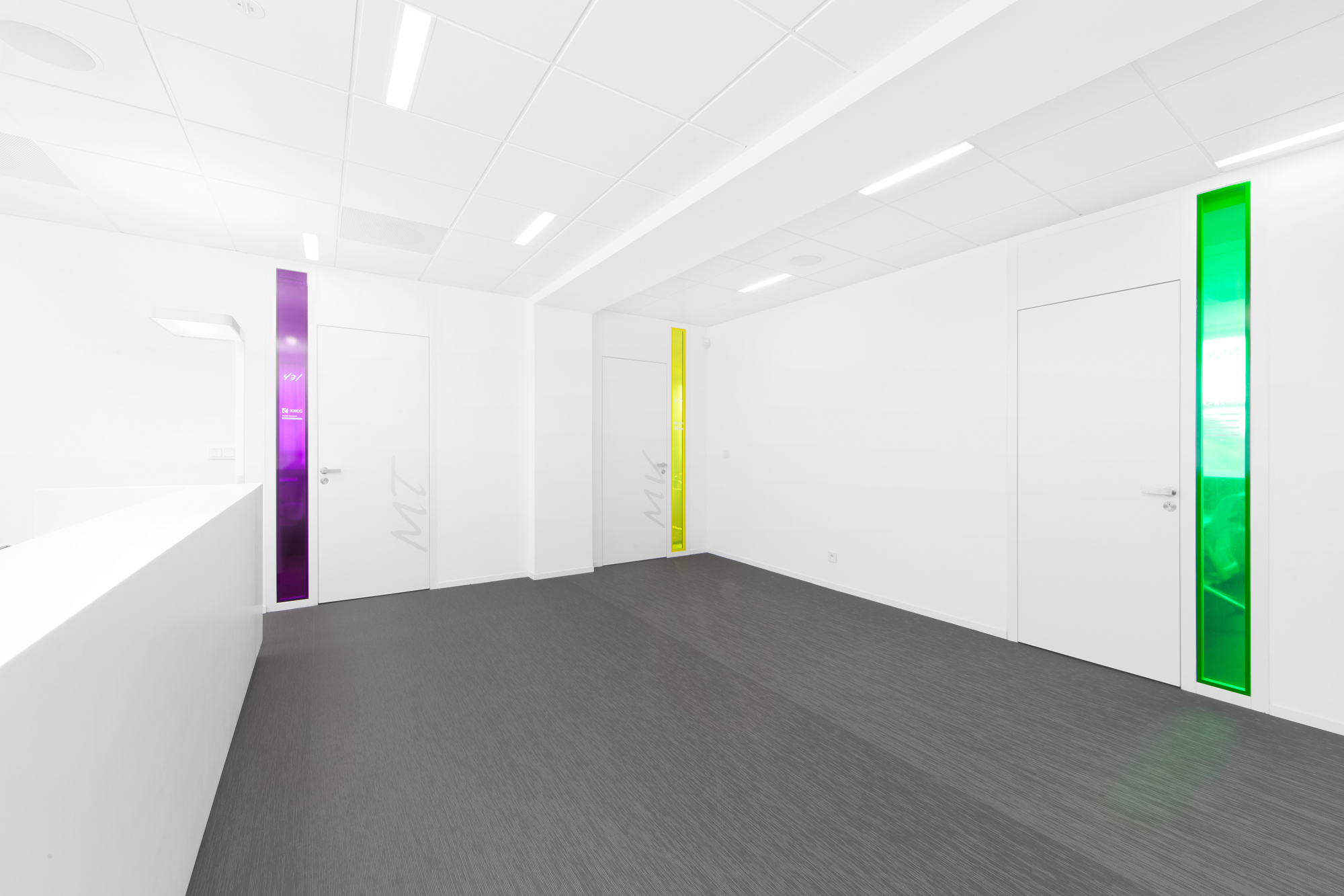 布拉格 KKCG 建筑室内设计 | 垂直花园与自然材料的融合-9