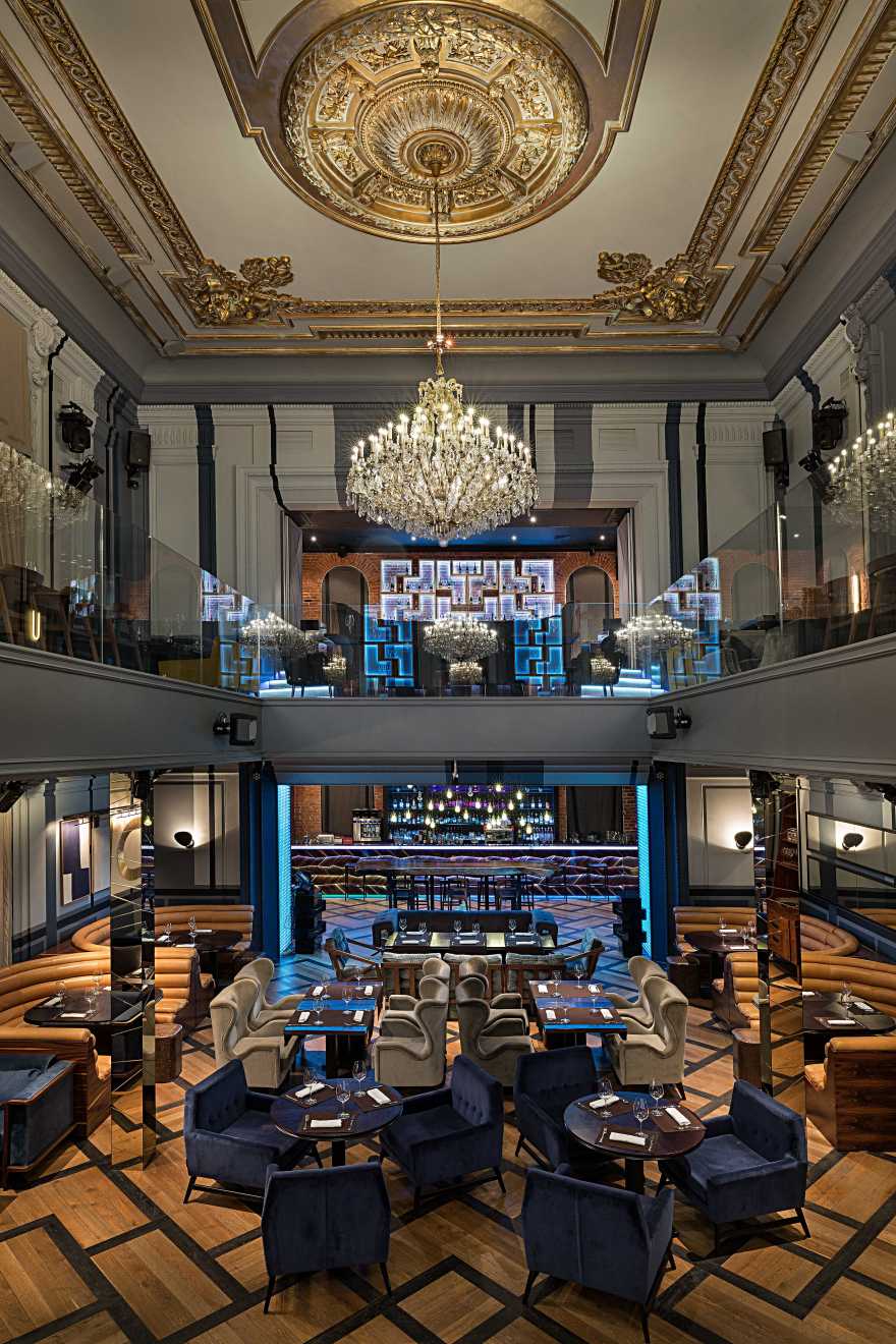 漂浮的黑色钢楼梯 | 揭秘 Maleewicz 餐厅设计亮点-6